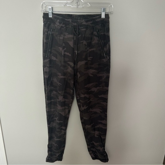 Athleta Farallon Loose Camo Elastic Waist Size 2 Camo Print - Picture 2 of 9